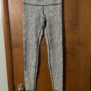 Lululemon B&W Floral Leggings 28” size 4